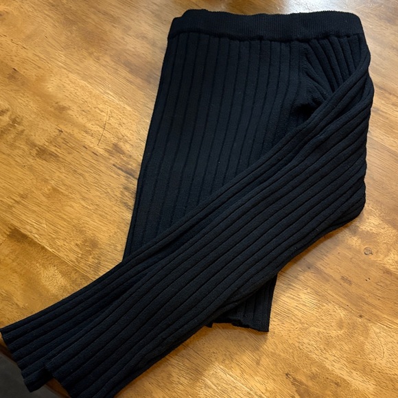 AE Off-Shoulder Black Ribbed Top - Picture 8 of 8